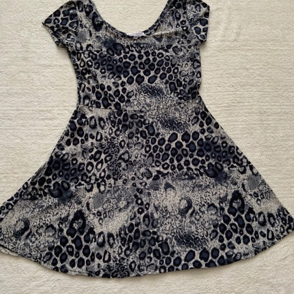 Ladies dress - Picture 2 of 2